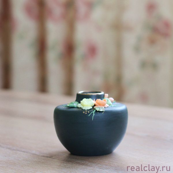 Керамическая вазочка ручной работы с цветами из фарфора