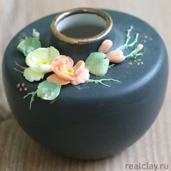 Керамическая вазочка ручной работы с цветами из фарфора